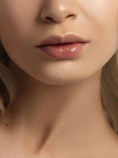 Primer Plano Los Labios Mujer Con Maquillaje Lápiz Labial Beige — Foto de Stock