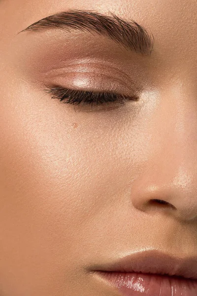 Primer Plano Mujer Media Belleza Con Piel Limpia Cosmética Natural — Foto de Stock