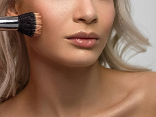 Nahaufnahme Von Frauenlippen Mit Modischem Natürlichen Beigen Lippenstift Make Makro — Stockfoto