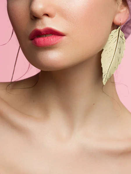Close Dos Lábios Mulher Com Maquiagem Batom Begepink Natural Moda — Fotografia de Stock