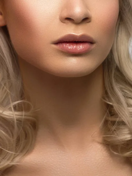 性感饱满的嘴唇 女人的嘴唇和皮肤的自然光泽 嘴是闭着的唇瓣增厚 粉色嘴唇和长长的脖子 洁白的皮肤和卷曲的金发 面粉红 — 图库照片