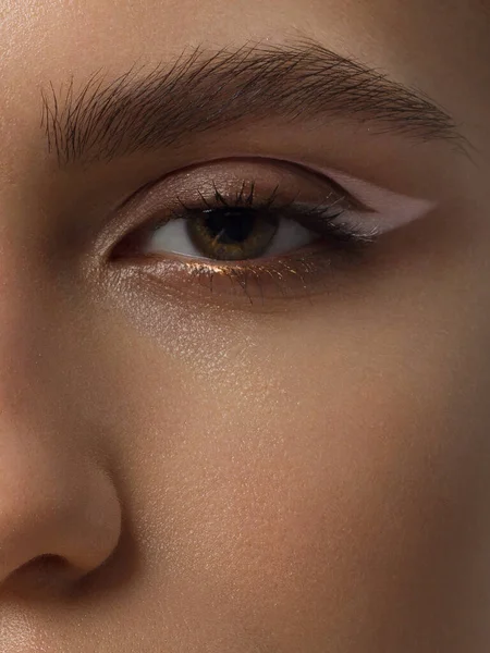Elegante Nahaufnahme Weiblicher Augen Mit Dunkelbraunem Lidschatten Makroaufnahme Eines Teils — Stockfoto