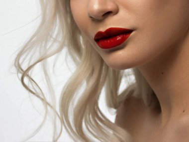 Yakından dolgun dudaklar. Dudak Bakımı, Doldurucu. Yüz detaylarıyla Macro fotoğrafı. Mükemmel hatları olan doğal bir şekil. Yakın plan mükemmel doğal dudak makyajı güzel kadın ağzı. Dolgun, seksi, kırmızı dudaklar.