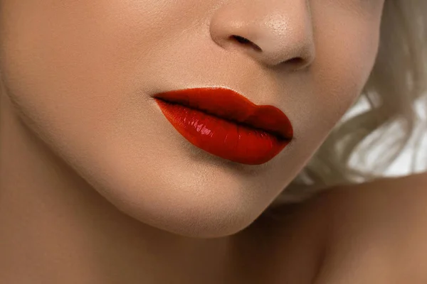 Seksuele Volle Lippen Rode Glans Van Lippen Vrouwenhuid Mond Gesloten — Stockfoto