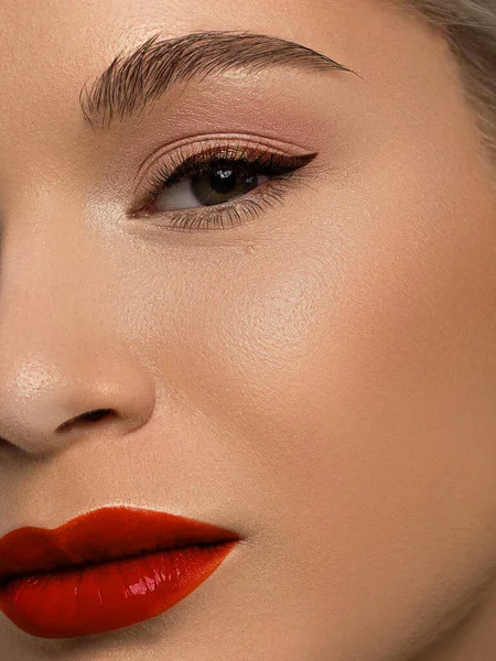 Gros Plan Beauté Visage Féminin Avec Maquillage Créatif Soirée Mode — Photo