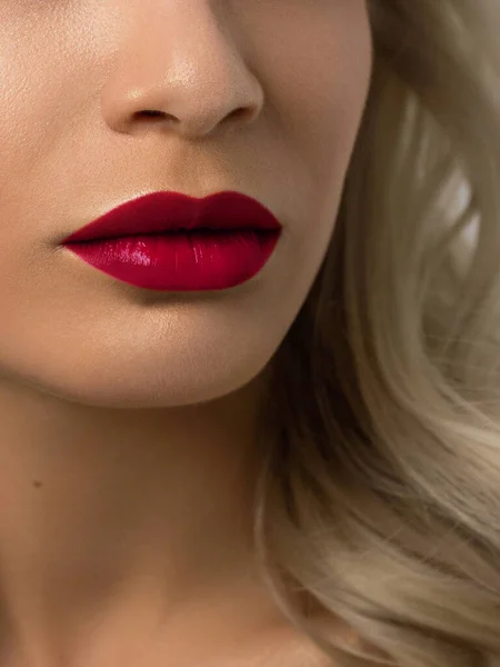 Retrato Cerca Una Mujer Con Desarrollo Cabello Liso Dulce Tierna — Foto de Stock