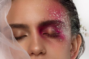 Aşırı uzun kirpikli ve dumanlı makyajlı güzel bir makro kadın gözü. Mükemmel kaşlar ve uzun kirpiklerle. Makyaj malzemeleri ve makyaj malzemeleri. Moda bakışlarının yakın çekim makro çekimi.