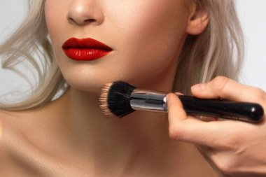 Yakından dolgun dudaklar. Dudak Bakımı, Doldurucu. Yüz detaylarıyla Macro fotoğrafı. Mükemmel hatları olan doğal bir şekil. Yakın plan kırmızı dudak makyajı güzel bir kadın ağzı. Dolgun, seksi, kırmızı dudaklar.