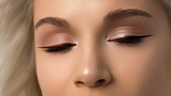 Hermoso Macro Disparo Ojo Femenino Con Maquillaje Clásico Delineador Ojos —  Fotos de Stock