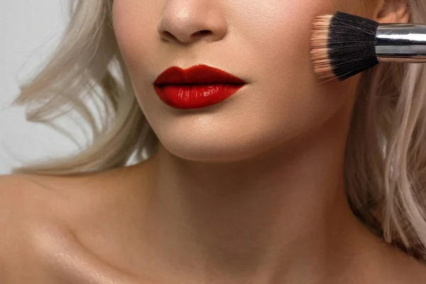 ふかふかの唇を閉じます リップケア フィラー 顔の詳細とマクロ写真 完璧な輪郭を持つ自然な形 クローズアップ完璧な赤いリップメイク美しい女性の口 プランプセクシーフル赤い唇 — ストック写真