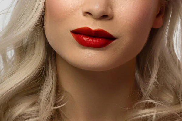 Piękne Zbliżenie Blondynki Nakładającej Proszek Skórę Twarzy Patrzy Kamerę Seksownym — Zdjęcie stockowe
