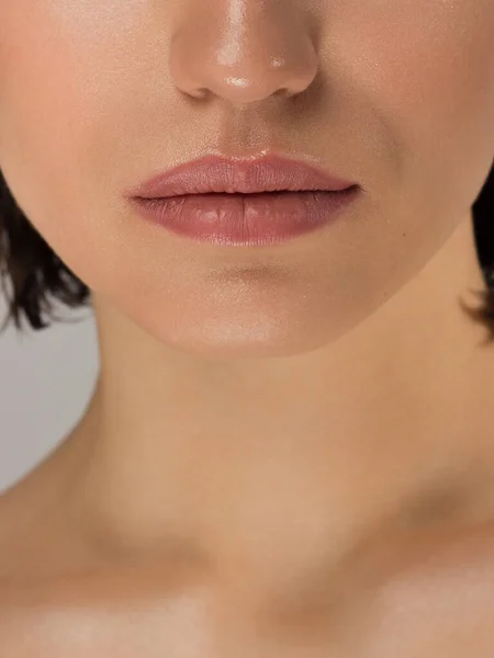 Primer Plano Los Labios Mujer Con Maquillaje Lápiz Labial Beige —  Fotos de Stock