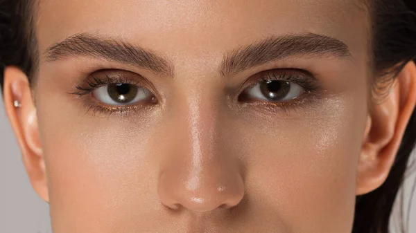 Elegancia Primer Plano Ojo Femenino Con Sombra Ojos Marrón Oscuro —  Fotos de Stock