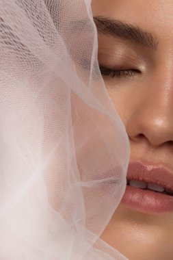 Güzel bir akşam makyajı, siyah dumanlı gözleri ve son derece uzun kirpikleri olan yarım bir güzellik portresi. Dudaklarda çıplak ruj izi var. Kozmetik ve kaplıca cilt bakımı