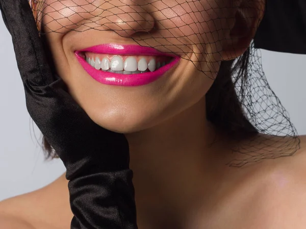 化妆品 化妆品和趋势 唇上有光泽和口红 用粉色唇妆容把漂亮的女性嘴捂起来 自然光下完美洁净的肌肤 — 图库照片