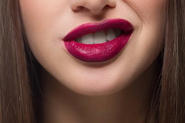 舌でセクシーな女性の唇のクローズアップ きれいな肌と明確な唇の輪郭は ファッショナブルなマルサラ口紅で概説されています 白い歯とスタモロジー スパや美容のための笑顔の美しさ — ストック写真