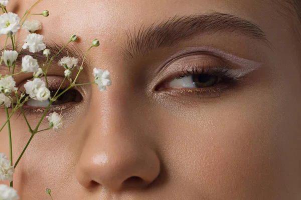 Primer Plano Los Ojos Mujer Con Maquillaje Desnudo Los Matices — Foto de Stock