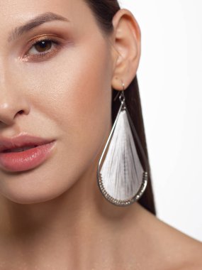 Kadınlar yarım güzellik closeup tam parlak cilt ve uzun saç doğal dudaklar. Yüz cilt bakımı içinde bir spa salonu veya kozmetik ve moda doğal dudak parlatıcısı ya da ruj. Gün makyaj