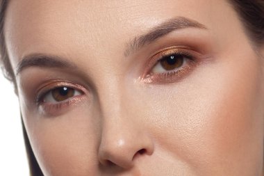 Makro çekim güzel kari kadın gözü ile son derece kirpik uzun. Seksi ve şehvetli bakışlarını kameraya. Kadın gözleri mükemmel düzgün kaşları ile. Kalıcı makyaj ve dövme