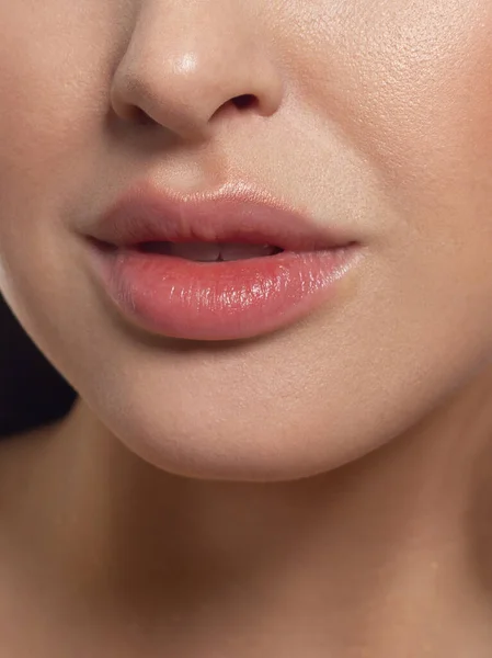 Schönheit Nahaufnahme Von Frauen Voller Roter Lippen Mit Glänzender Haut — Stockfoto