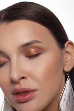 Dolgun dudaklı, düz saçlı ve son derece temiz ciltli güzel bir kadının yakın plan portresi. Gündüz makyajı, stil ve yumuşak bakım. Spa salonunda ya da kozmetolojide cilt bakımı, pürüzsüz kaşlar