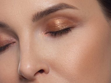 Mükemmel bir şekil kaşları güzellik kadın kahverengi gözle makro yakın çekim. Güzel temiz bir cilt, moda doğal makyaj. İyi vizyon, lensler