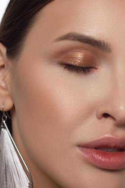 Yakın çekim yarım yüz seksi Avrupa Genç kadın modeli ile klasik glamour makyaj ve çıplak ruj. Karanlık uzun saç modeli, Noel makyaj, karanlık kaptırdın, parlak ile doğal kırmızı dudaklar