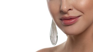 Cinsel dolgun dudaklar. Doğal parlak dudaklar ve kadının tenini. Ağız kapalı. Artırmak dudaklarında, kozmetik. Turuncu dudaklar ve uzun boyunlu. Açık gözlü büyük yaz ruh. moda takı