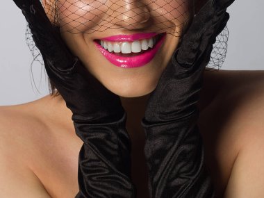 Kozmetik, makyaj ve trendler. Parlak dudak parlatıcısı ve ruj. Pembe dudak makyajlı güzel bir kadın ağzı. Kadın yüzünün güzel bir parçası. Doğal ışıkta kusursuz temiz bir ten.