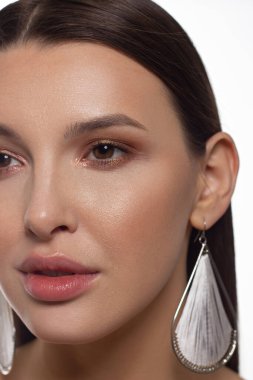 Yakın çekim yarım yüz seksi Avrupa Genç kadın modeli ile klasik glamour makyaj ve çıplak ruj. Karanlık uzun saç modeli, Noel makyaj, karanlık kaptırdın, parlak ile doğal kırmızı dudaklar