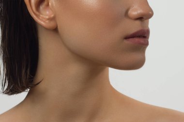 Cinsel dolgun dudaklar. Dudak parlatıcısı ve kadın derisi. Ağız kapalı. Dudaklarda ve kozmetolojide artış. Doğal dudaklar. Açık gözlerle harika bir yaz havası. Moda mücevherleri. Pembe dudak parlatıcısı