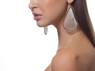 Cinsel dolgun dudaklar. Doğal parlak dudaklar ve kadının tenini. Ağız kapalı. Artırmak dudaklarında, kozmetik. Turuncu dudaklar ve uzun boyunlu. Açık gözlü büyük yaz ruh. moda takı