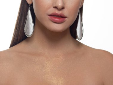 Kozmetik, makyaj ve trendler. Parlak dudak parlatıcısı ve ruj. Doğal dudak makyajlı güzel bir kadın ağzı. Kadın yüzünün güzel bir parçası. Kırmızı ışıkta kusursuz temiz ten