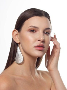 Kadının yüzüne moda doğal makyaj ve manikür çivi üzerinde Close-up. Mükemmel makyaj ile güzel kadın dolgun dudaklar. Makro çekim dolgun dudaklar ve kirpikleri ile yakın gözler güzel makyaj. Uzun brunet saç