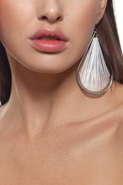 Yakından dolgun dudaklar. Dudak bakımı, büyütme, dolgu malzemesi. Yüz detaylarıyla Macro fotoğrafı. Mükemmel hatları olan doğal bir şekil. Yakın plan mükemmel doğal dudak makyajı güzel kadın ağzı. Dolgun seksi dolgun dudaklar