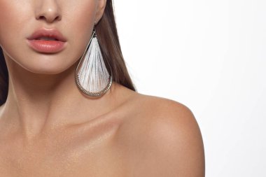 Cinsel dolgun dudaklar. Doğal parlak dudaklar ve kadının tenini. Ağız kapalı. Artırmak dudaklarında, kozmetik. Turuncu dudaklar ve uzun boyunlu. Açık gözlü büyük yaz ruh. moda takı