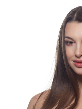 Yakın çekim yarım yüz seksi Avrupa Genç kadın modeli ile klasik glamour makyaj ve çıplak ruj. Karanlık uzun saç modeli, Noel makyaj, karanlık kaptırdın, Doğal Pembe dudakları parlak ile