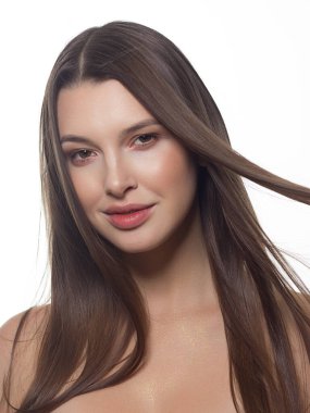 Düz saçlı bir kadının yakın plan portresi. Tatlı hassas genç kız, esmer. Doğal dudak makyajı, şeffaf cilt. Güzellik, kaplıca, iğneler, kozmetoloji, güzel