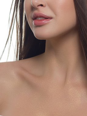 Kozmetik, makyaj ve trendler. Parlak dudak parlatıcısı ve ruj. Doğal dudak makyajlı güzel bir kadın ağzı. Kadın yüzünün güzel bir parçası. Doğal ışıkta kusursuz temiz bir ten.