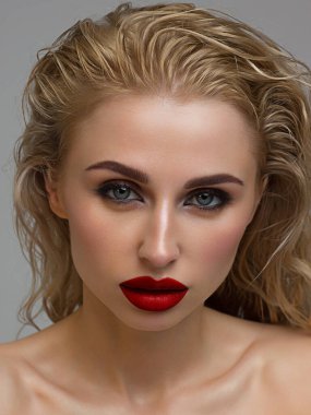 Yakın çekim portre klasik glamour makyaj ve kırmızı ruj seksi Avrupa Genç kadın modeli. Karanlık uzun saç modeli, Noel makyaj, karanlık kaptırdın, kanlı kırmızı dudakları parlak ile