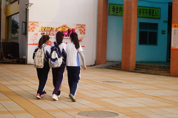 Shenzhen, China: Gymnasiasten bereiten Schule vor — Stockfoto