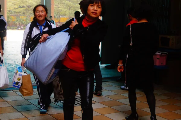 Shenzhen, Çin: okul hazırlamak için lise öğrencileri