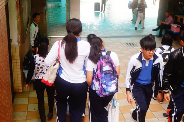 Shenzhen, China: estudantes do ensino médio para preparar a escola — Fotografia de Stock
