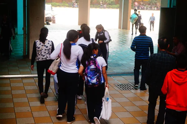 Shenzhen, China: estudantes do ensino médio para preparar a escola — Fotografia de Stock