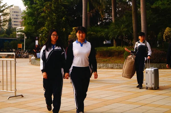 Shenzhen, China: estudantes do ensino médio para preparar a escola — Fotografia de Stock