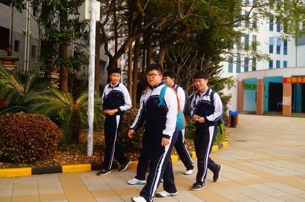 Shenzhen, China: estudiantes de secundaria para preparar la escuela —  Fotos de Stock