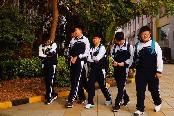 Shenzhen, China: Gymnasiasten bereiten Schule vor lizenzfreie Stockbilder