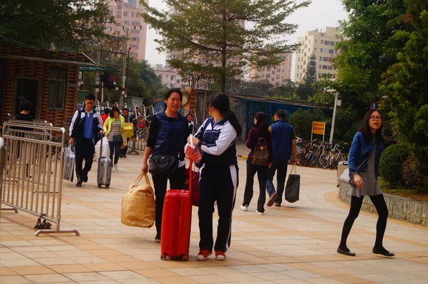 Shenzhen, China: Gymnasiasten bereiten Schule vor Stockfoto