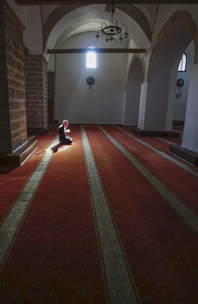 Musulmanes en la mezquita dibujan rosario — Foto de Stock