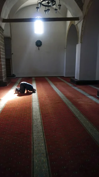Camide Müslümanlar tespih çekiyor — Stok fotoğraf